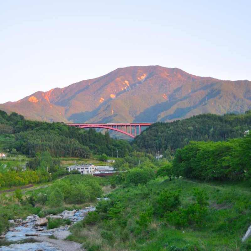 赤い橋と赤い恵那山。