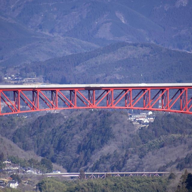 この広い川が大好きです。木曽川、中津川市の美恵橋から城山大橋を望む。
