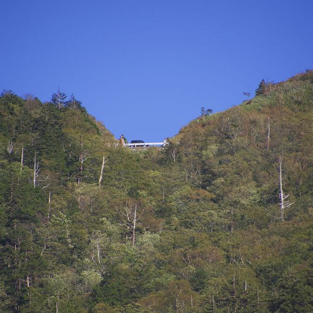 神坂峠を見上げる、標高1200m 大檜の駐車場から。