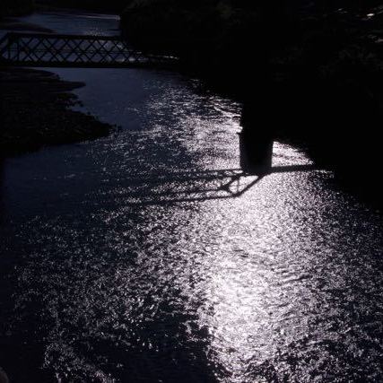 黄昏の北恵那鉄橋と木曽川の光る川面に影