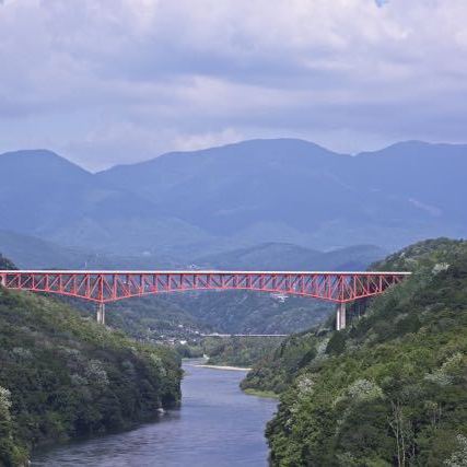 木曽川を一跨ぎ「紅い鉄の龍」は城山大橋