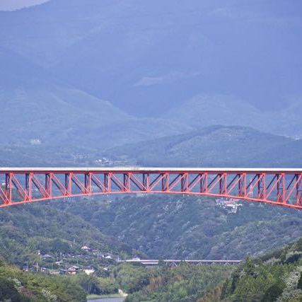 木曽川を一跨ぎ「紅い鉄の龍」は城山大橋