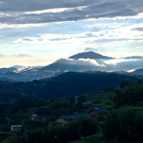 雨上がり、雲が織りなす笠置山の夕景。