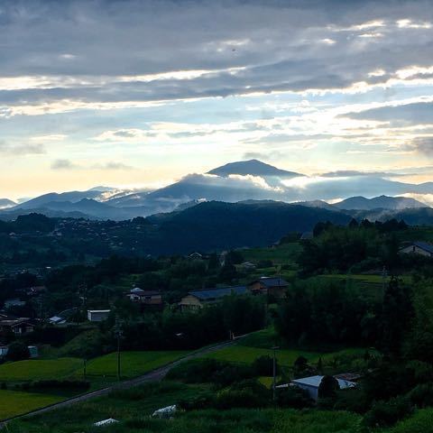 雨上がり、雲が織りなす笠置山の夕景。