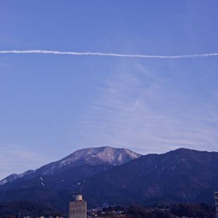 恵那山の上にヒコーキ雲。