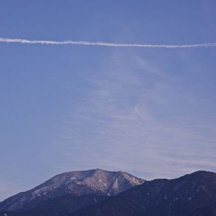 恵那山の上にヒコーキ雲。
