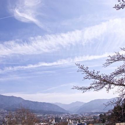 ヒコーキ雲と恵那山。