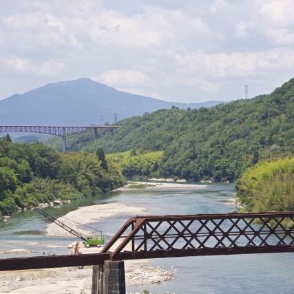 新緑の木曽川奥恵那峡、北恵那鉄橋。