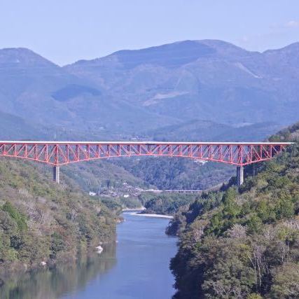木曽川を跨ぐ城山大橋と苗木城跡の絶景。