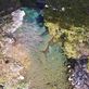 付知峡攻め橋のエメ水に浮かぶ落葉