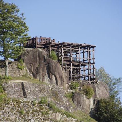 皐月晴れの青空の下、百名山「恵那山」と絶景山城日本一「苗木城跡」