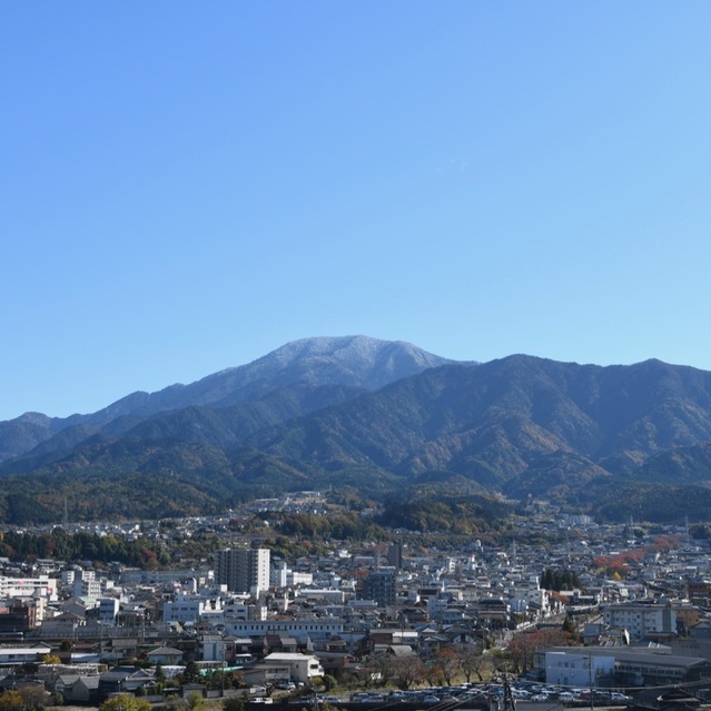 雪化粧の恵那山と中津川市街。