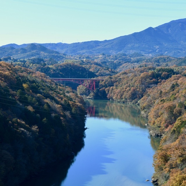 木曽川奥恵那峡の絶景黄葉とエメラルド水。