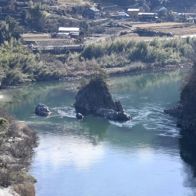 暖かな冬の日差し中、木曽川の流れに浮かぶ伝説の乙姫岩。12/25 午前