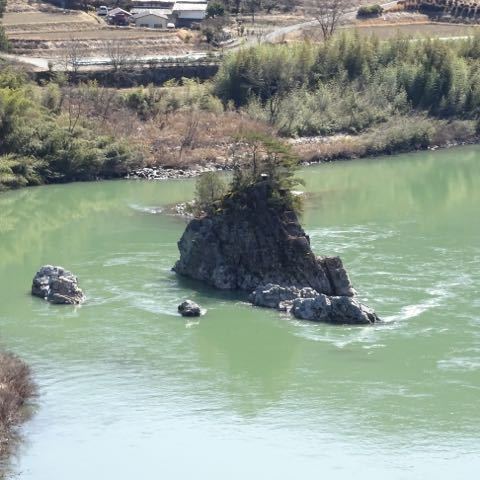春めきの今日、木曽川に浮かぶ乙姫岩。