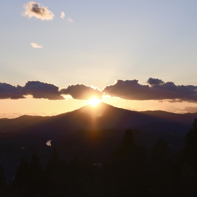 今週は夕焼け三昧、笠置山の真上に太陽が沈む日。 