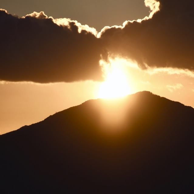今週は夕焼け三昧、笠置山の真上に太陽が沈む日。 