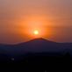 今週は夕焼け三昧、真っ赤な夕焼けの中を太陽が笠置山の天辺に落ちて行った