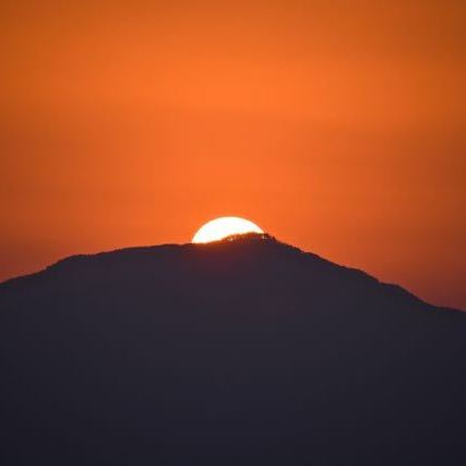 今週は夕焼け三昧、真っ赤な夕焼けの中を太陽が笠置山の天辺に落ちて行った