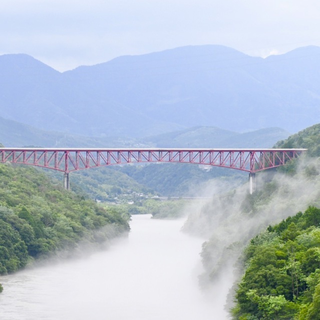木曽川奥恵那峡に川霧湧く風景。