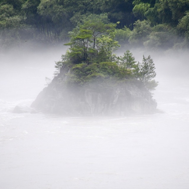川霧に浮かぶ乙姫岩と乙姫大橋の風景。