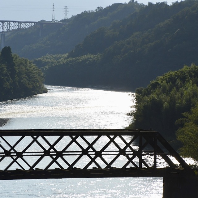 薄暮の木曽川奥恵那峡、北恵那鉄橋が光る川面に浮かび上がる。
