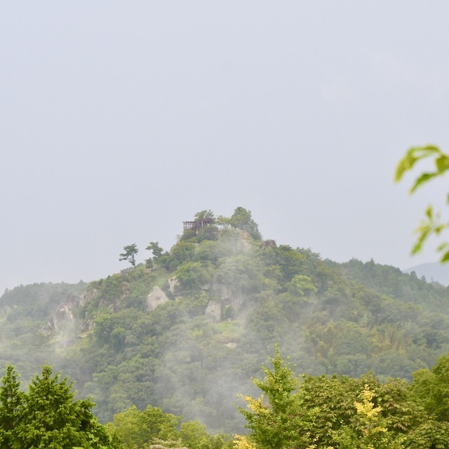 天空の城苗木城は雨が降り始めると霞に包まれます。