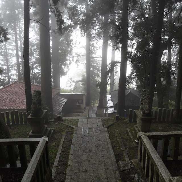 霧が晴れて、恵那神社。