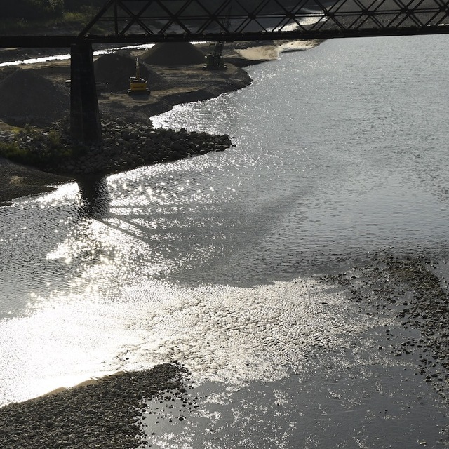 奥恵那峡の風景、木曽川のキラメク川面に北恵那鉄橋の影