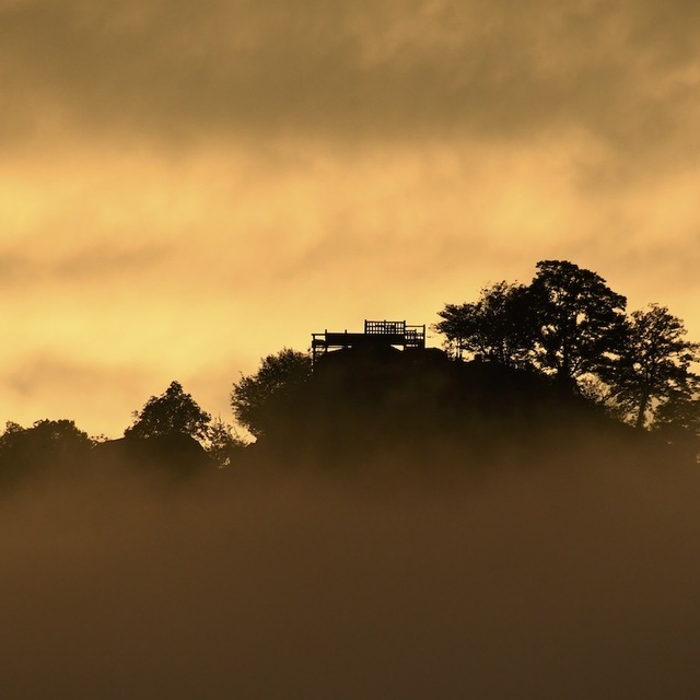 台風一過 真っ赤な夕霧に染まる 天空の城苗木城 