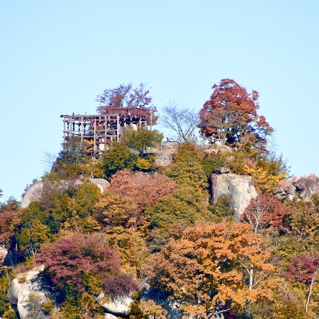 天空の城、絶景山城日本一苗木城、紅葉風景。