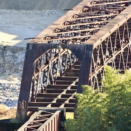 旧北恵那鉄道木曽川橋梁、通称、北恵那鉄橋。上地ラクダの背中から撮影。