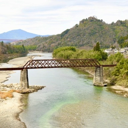 木曽川奥恵那峡の風景、赤錆た北恵那鉄橋と苗木城跡,