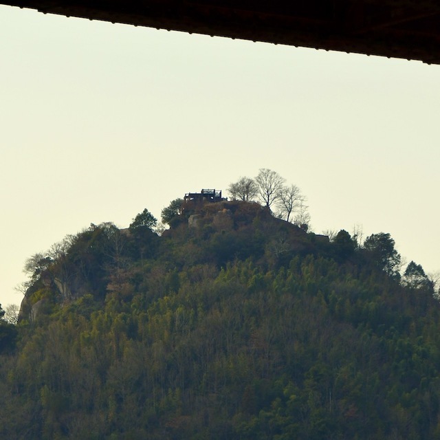 木曽川の北恵那鉄橋から苗木城を覗いて観る、