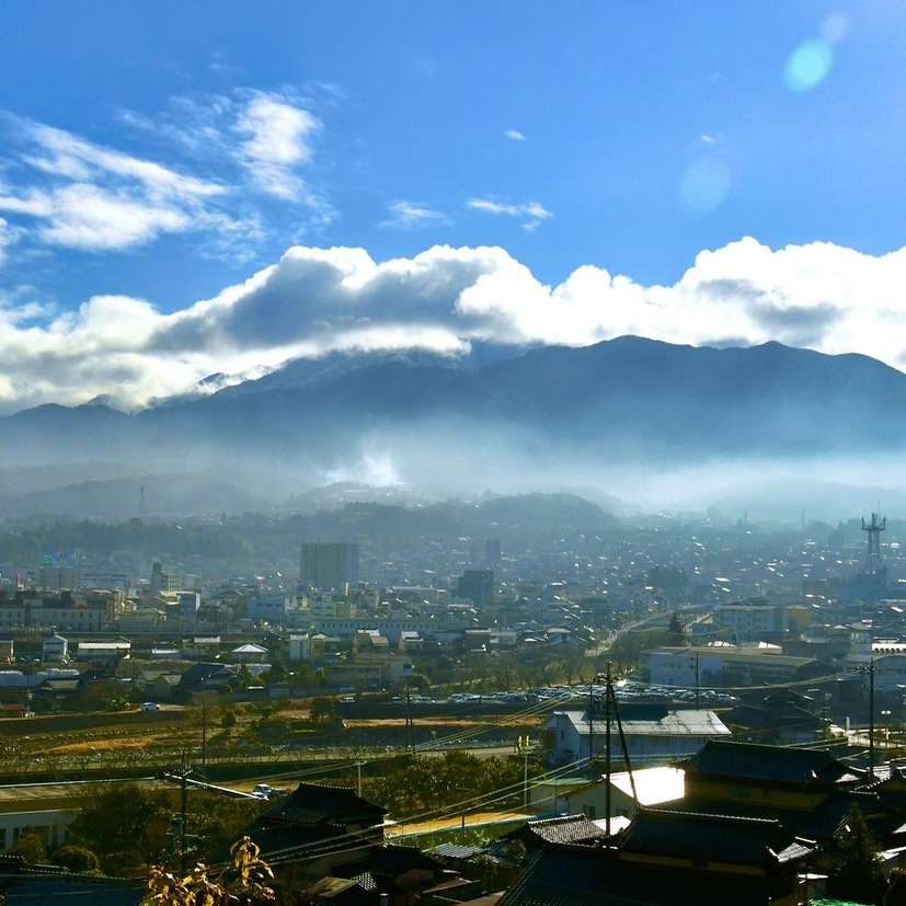 朝靄の立ち込める中津川の街