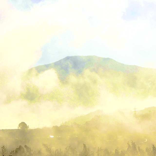 逆光の恵那山と朝霧、