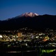 群青の夜空に浮かぶ百名山恵那山と中津川市街の夜景。
