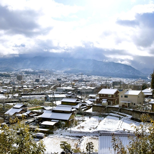 寒の内、中津川の町は夜明けの雪で真っ白け。