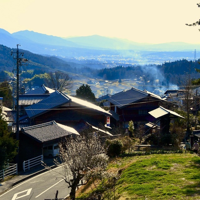 遠くに美濃国、中津川宿が見える。