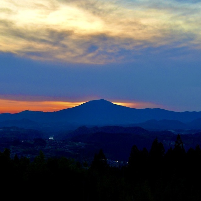 ため息が出る美しさ、笠置山の夕焼けシルエット。