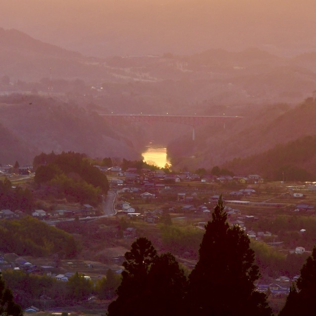 日没後の黄昏の風景、光る木曽川。