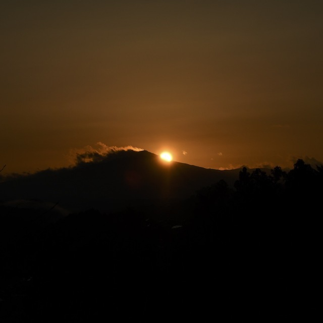 笠置山に陽が沈む、
