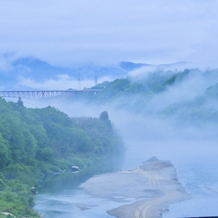 梅雨景色、木曽川奥恵那峡と北恵那鉄橋と苗木城。