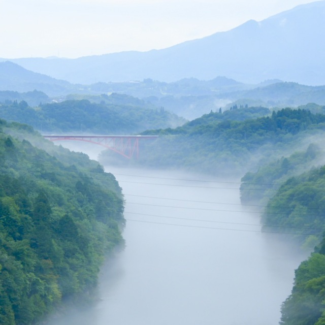 木曽川の川霧湧く風景
