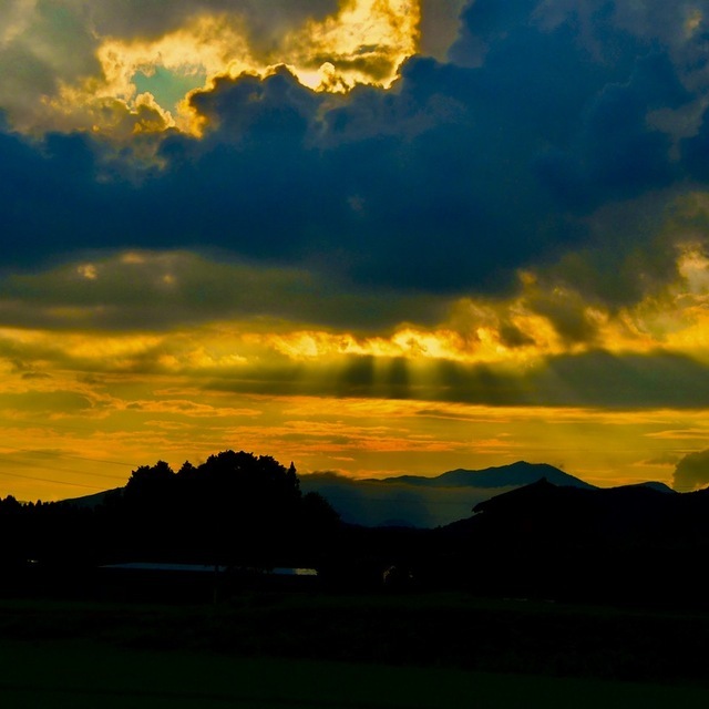 福岡二ッ森山に天使の階段、薄明光線、夕焼け風景。