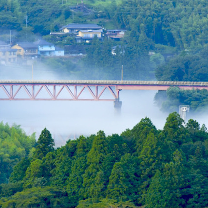 木曽川落合峡川霧に浮かぶ赤い弁天橋の風景