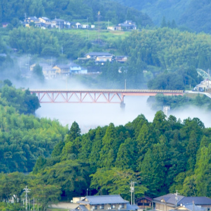 木曽川落合峡川霧に浮かぶ赤い弁天橋の風景