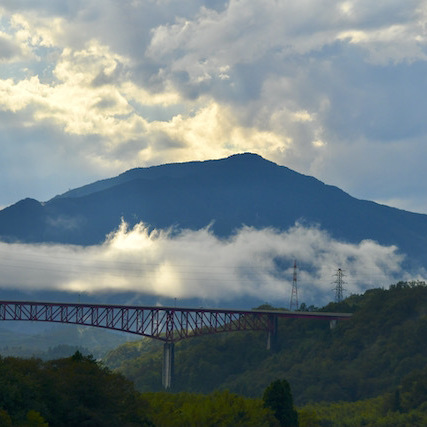 逆光が木曽川を照らす、玉蔵橋から奥恵那峡の景色。