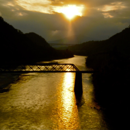 木曽川の夕焼け、玉蔵大橋から北恵那鉄橋と城山大橋。