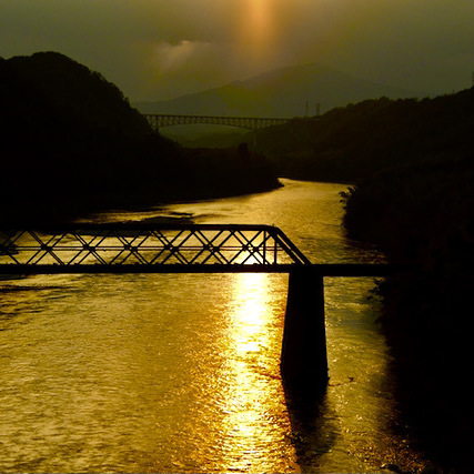 木曽川の夕焼け、玉蔵大橋から北恵那鉄橋と城山大橋。